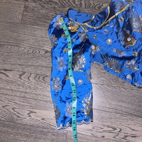 Elegant Blue and Gold 1980’s style silk floral blouse with puff 3/4 sleeves - Picture 9 of 16